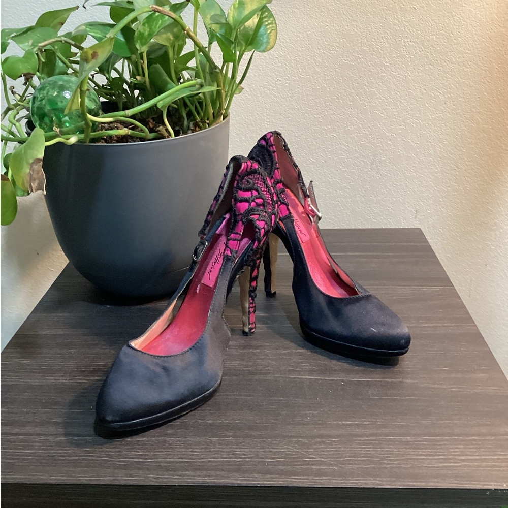 BETSEY JOHNSON Stylish Black and Pink Women's Heels